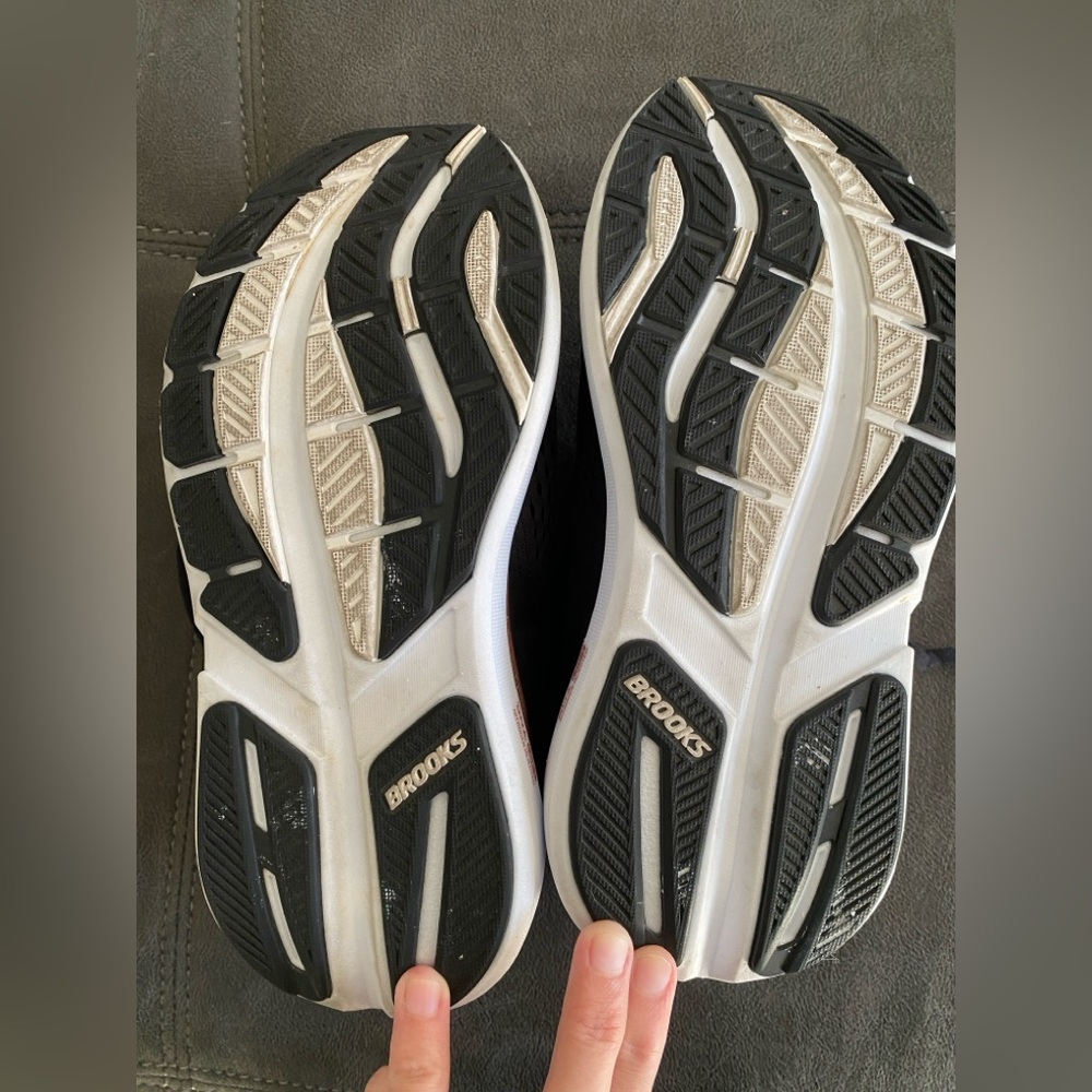 Brooks Ghost Max 3 women’s black and peach shoe 6.5 W - Picture 7 of 12